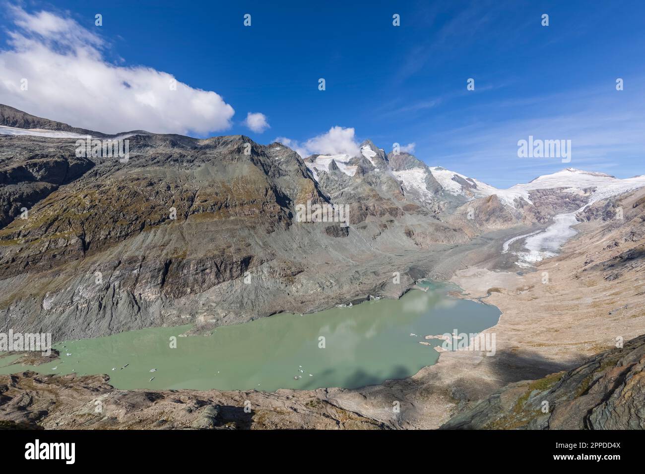 Vista sul ghiacciaio Pasterze e sul lago Sandersee nelle giornate di sole, Carinzia, Austria Foto Stock