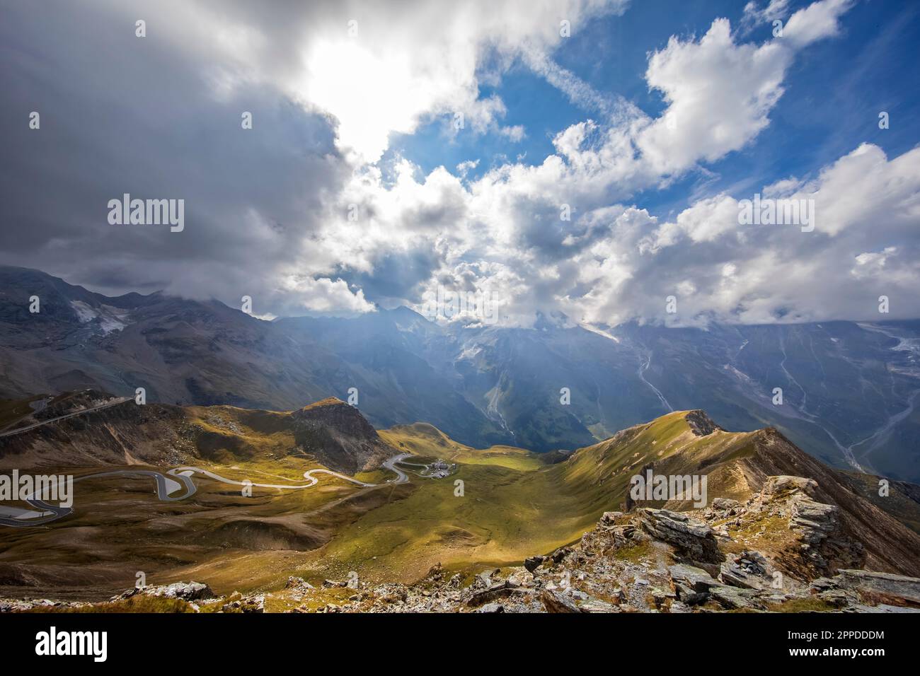 Austria, Salzburger Land, nuvole sulla Grossglockner Road visto dalla cima del monte Edelweissspitze Foto Stock