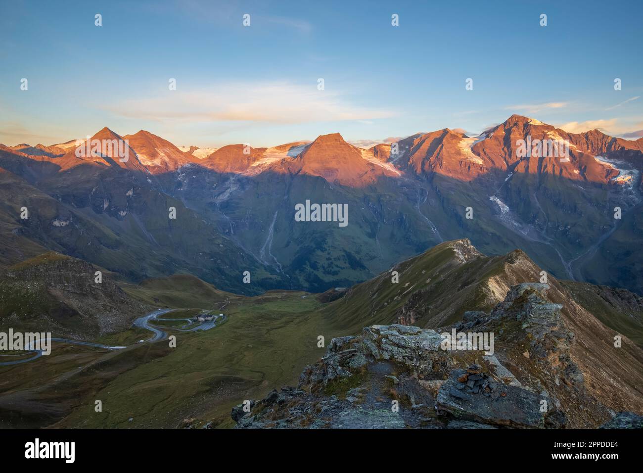 Austria, Salzburger Land, Grossglockner Road visto dalla cima del monte Edelweissspitze all'alba Foto Stock