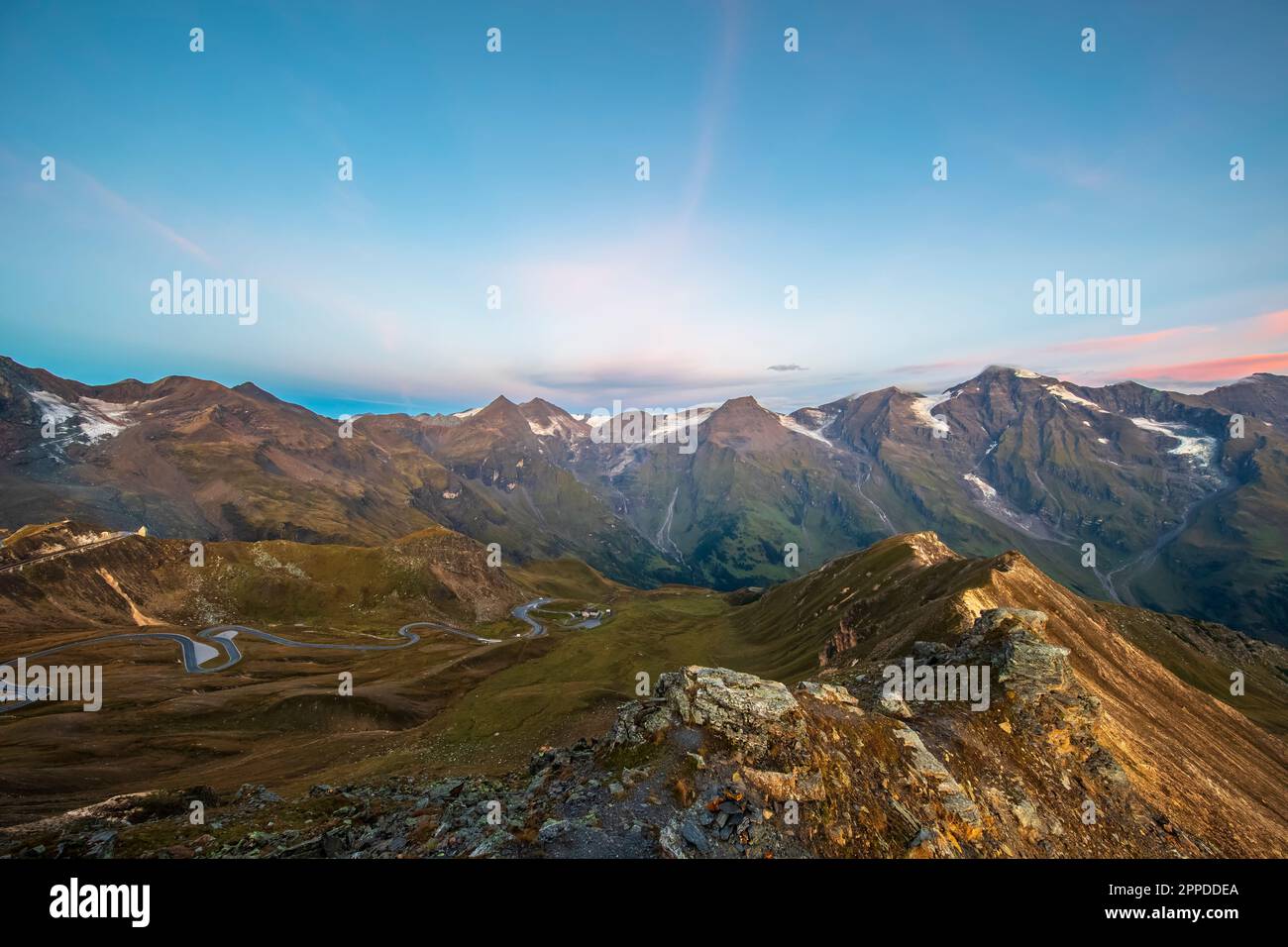 Austria, Salzburger Land, Vista dalla cima del monte Edelweissspitze all'alba Foto Stock