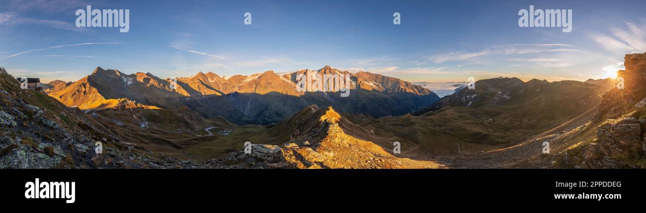 Austria, Salzburger Land, Vista panoramica dalla cima del monte Edelweissspitze all'alba Foto Stock