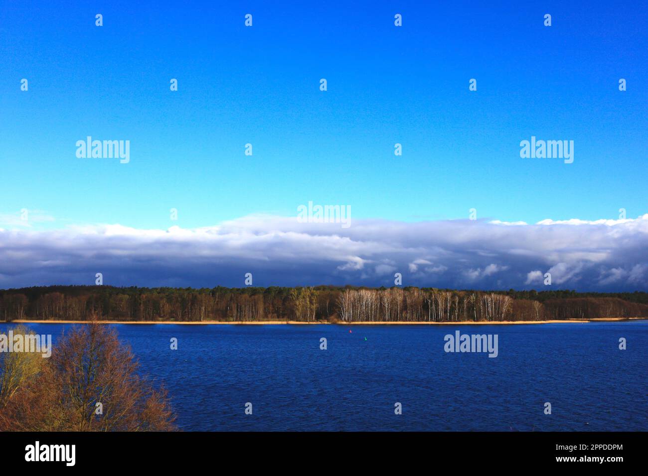 Germania, Stato di Brandeburgo, tempesta di nubi che si radunano sul lago Werbellin Foto Stock