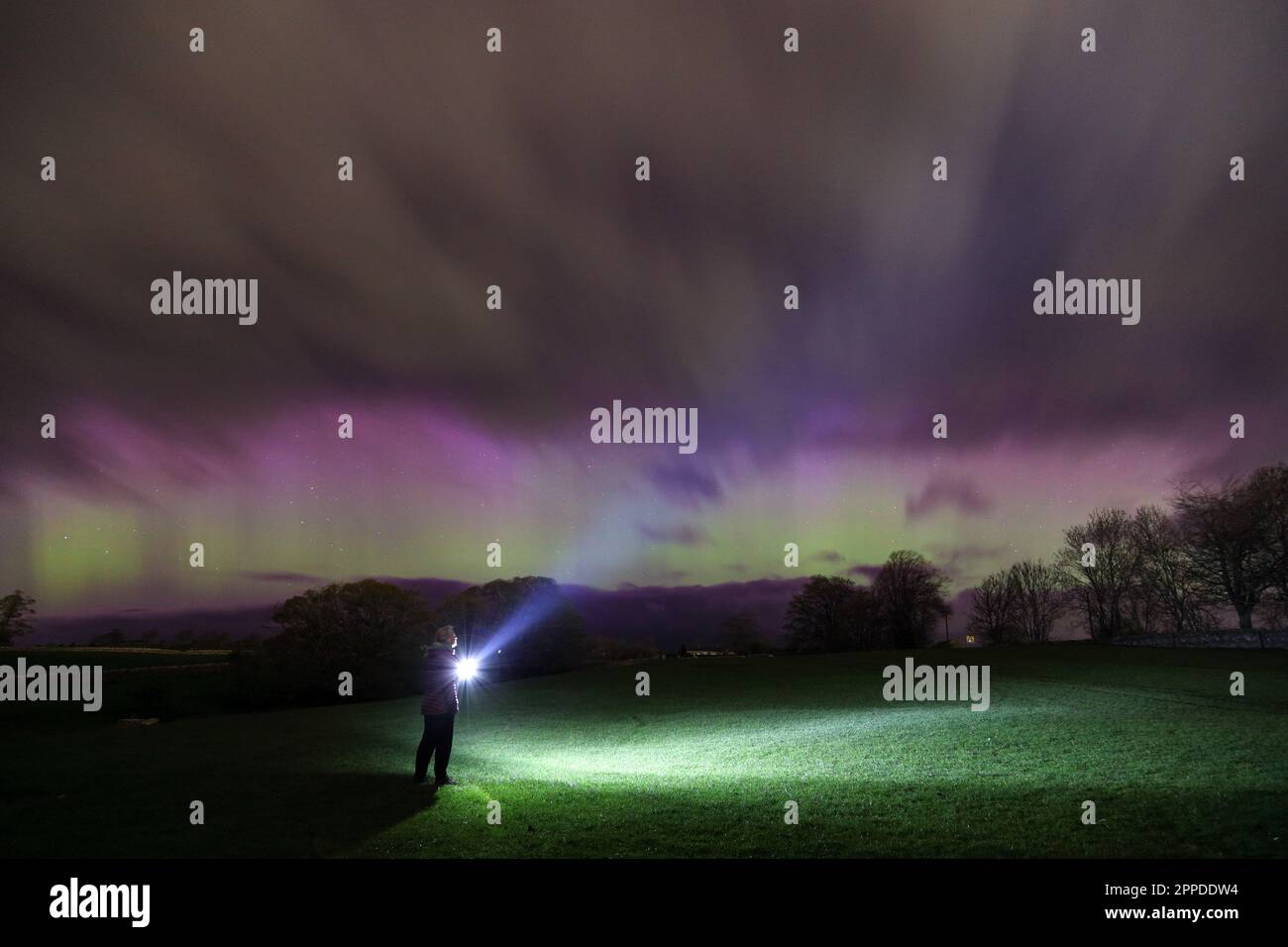 Teesdale, contea di Durham, Regno Unito. 23rd aprile 2023. L'Aurora Borealis (aurora boreale) ha messo in mostra questa sera nel nordest dell'Inghilterra. Credit: David Forster/Alamy Live News Foto Stock