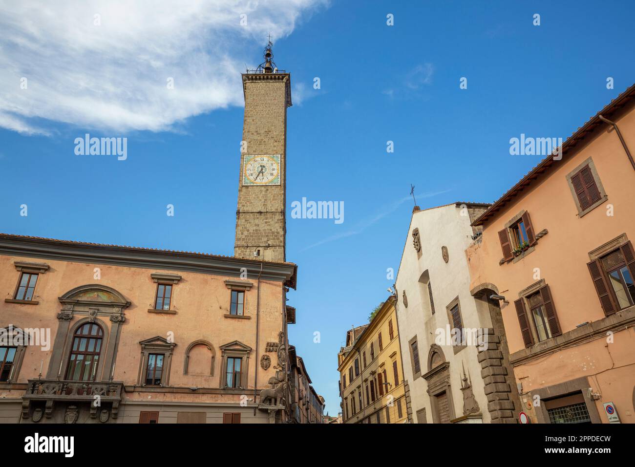 Italia, Lazio, Viterbo, edifici in Piazza del Plebiscito con sullo sfondo Torre Civica Foto Stock