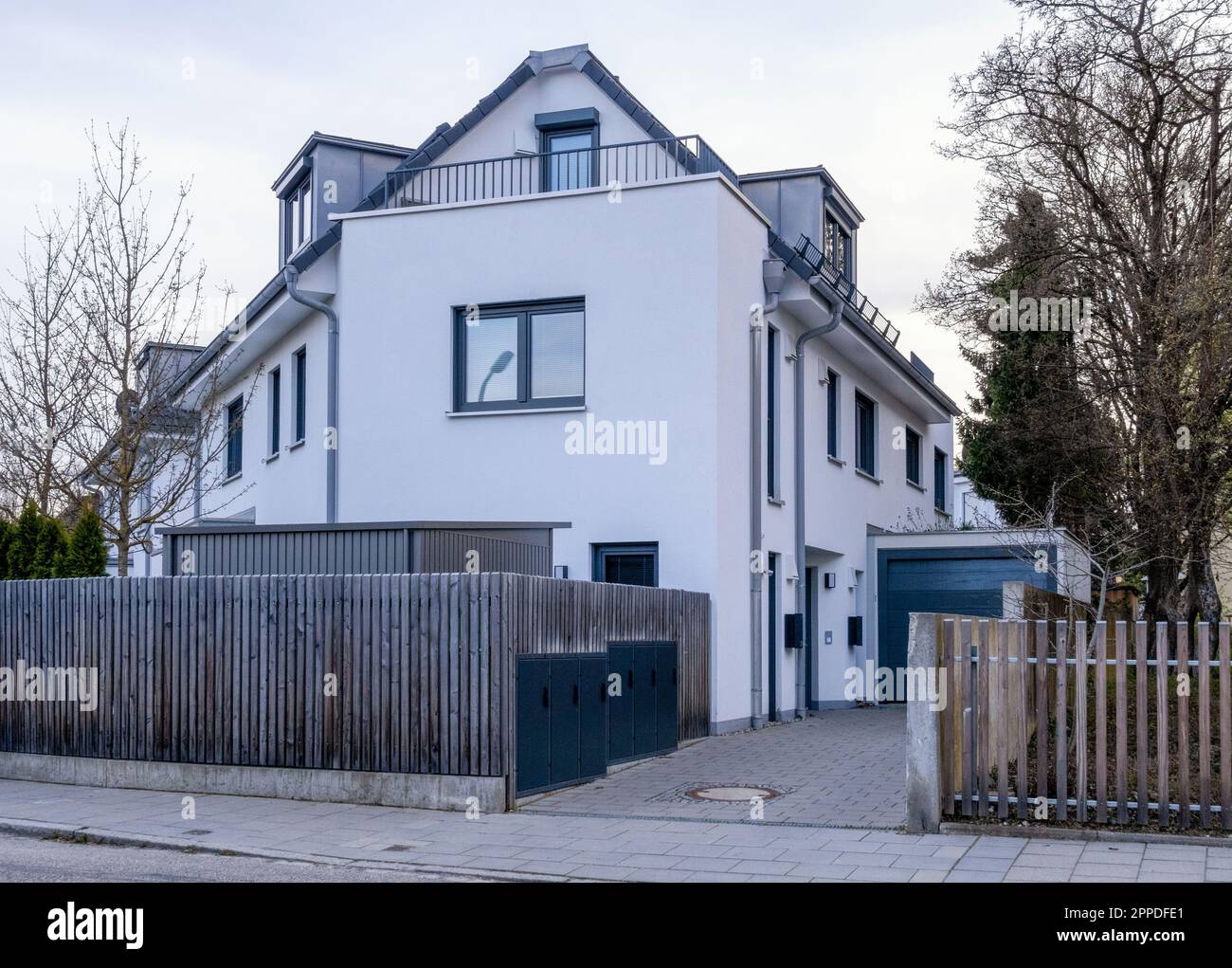 Germania, Baviera, esterno di casa singola moderna con recinzione in legno Foto Stock