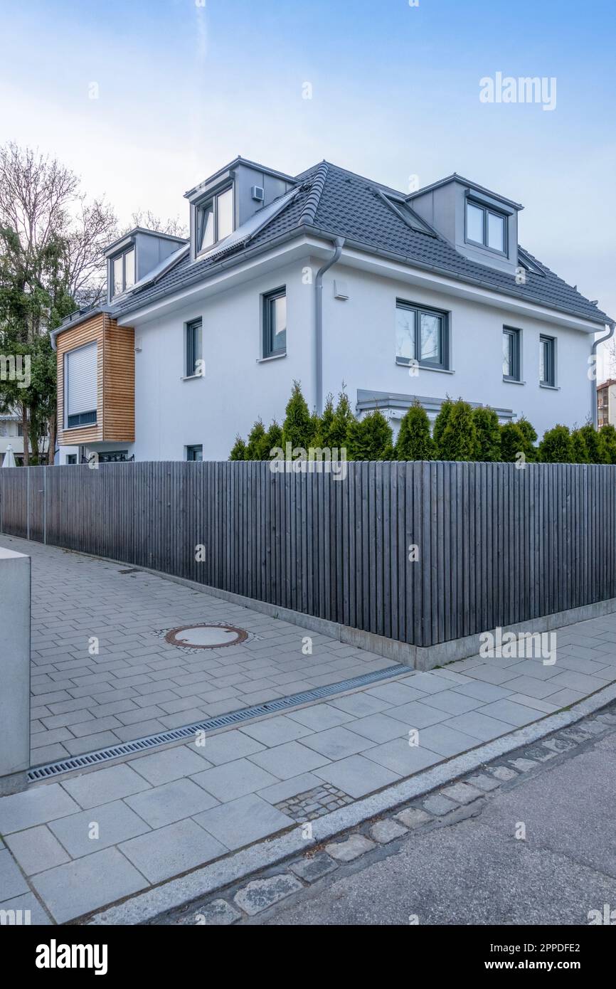 Germania, Baviera, esterno di casa singola moderna con recinzione in legno Foto Stock