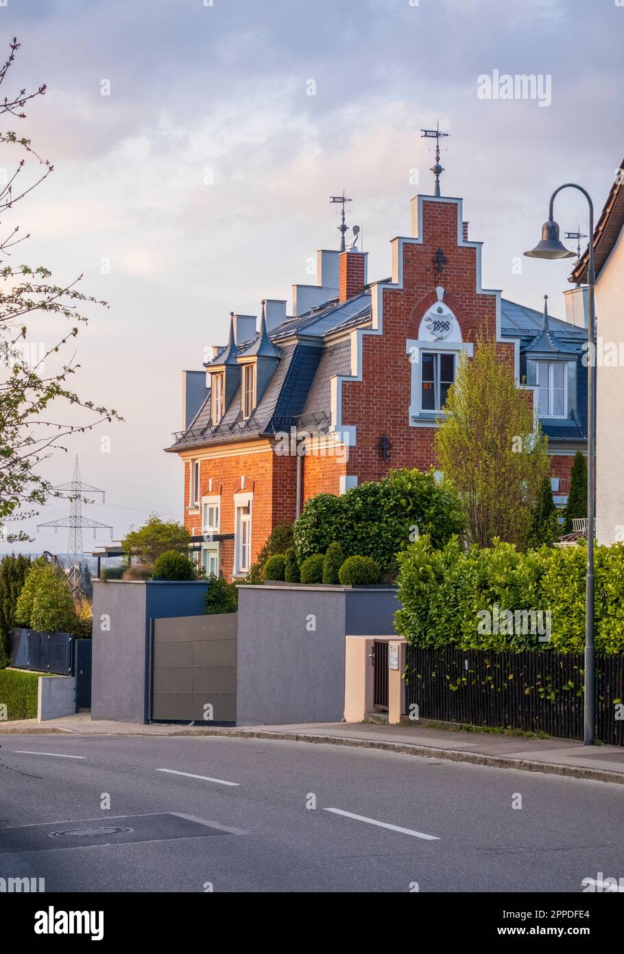 Germania, Baviera, esterno della moderna casa suburbana in mattoni Foto Stock