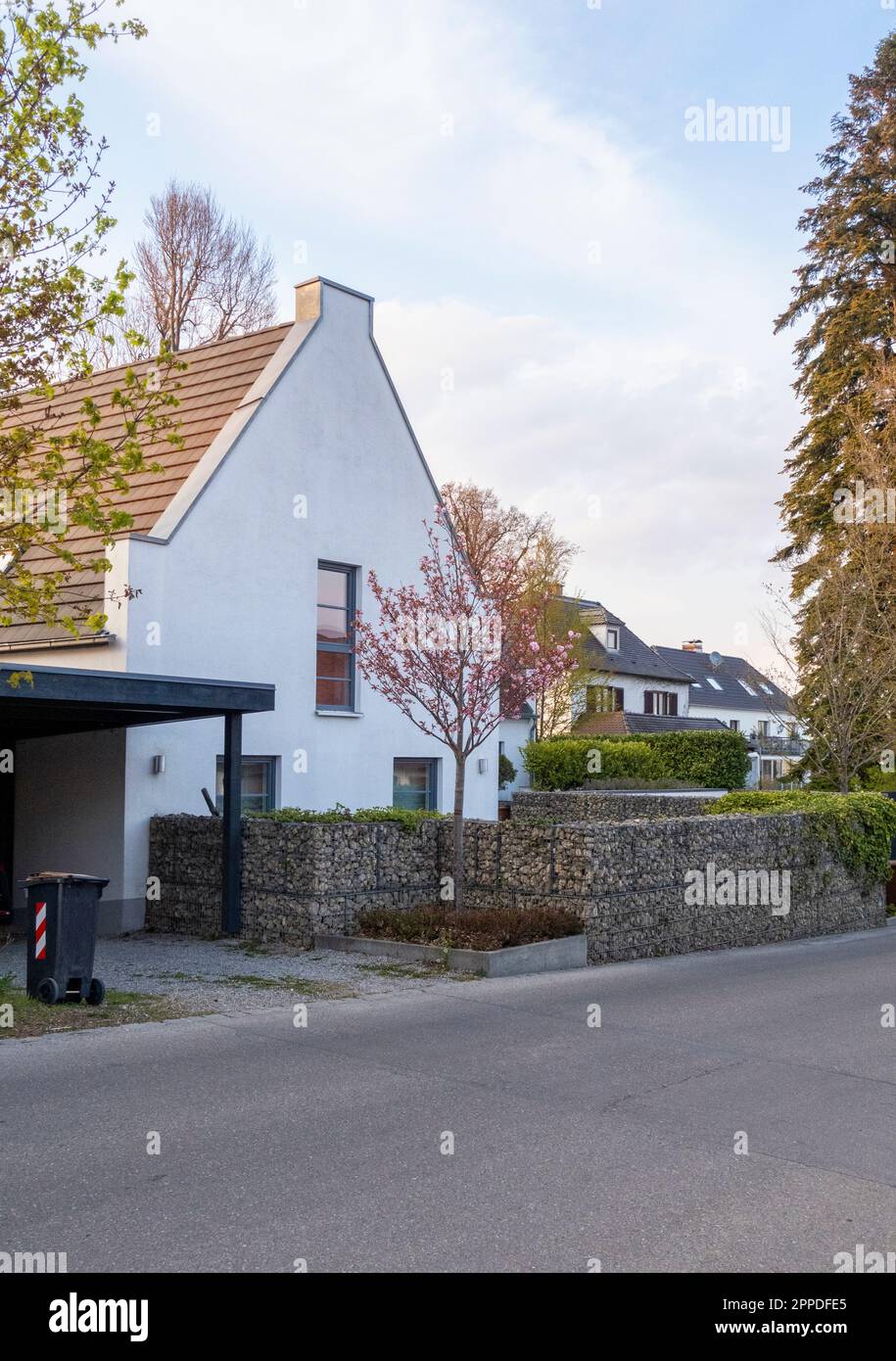 Germania, Baviera, esterno di casa singola moderna con muro di pietra Foto Stock