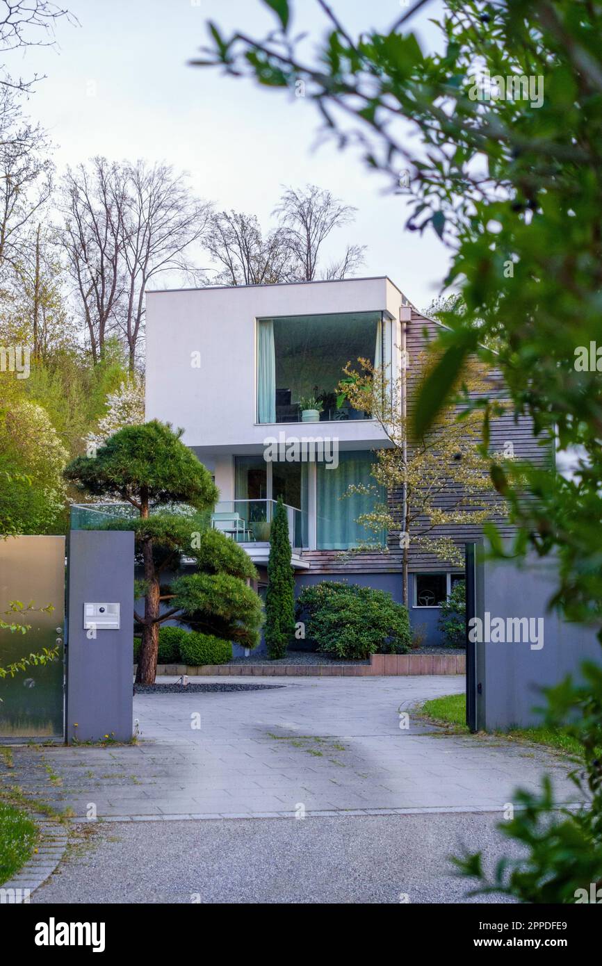 Germania, Baviera, esterno di casa singola moderna in primavera Foto Stock
