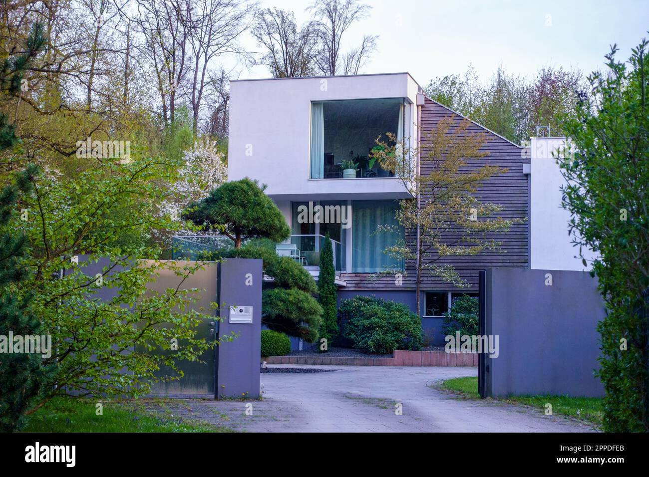 Germania, Baviera, esterno di casa singola moderna in primavera Foto Stock