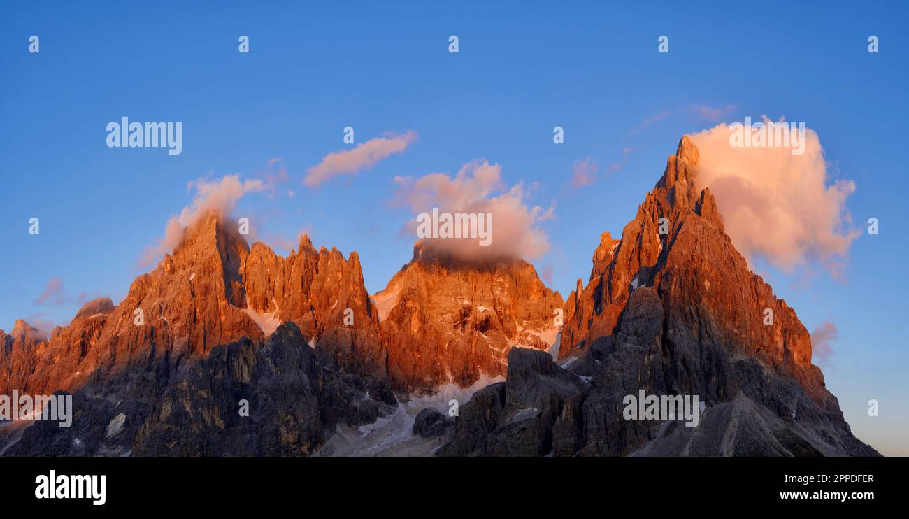 Italia, Trentino-Alto Adige, Nubi sul massiccio delle pale di San Martino al crepuscolo Foto Stock