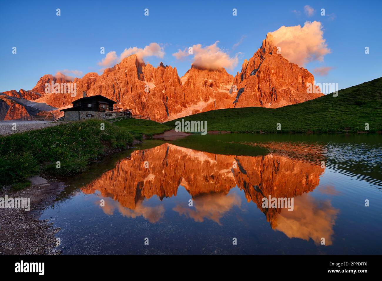 Italia, Trentino-Alto Adige, massiccio delle pale di San Martino che si riflette nel laghetto al crepuscolo Foto Stock
