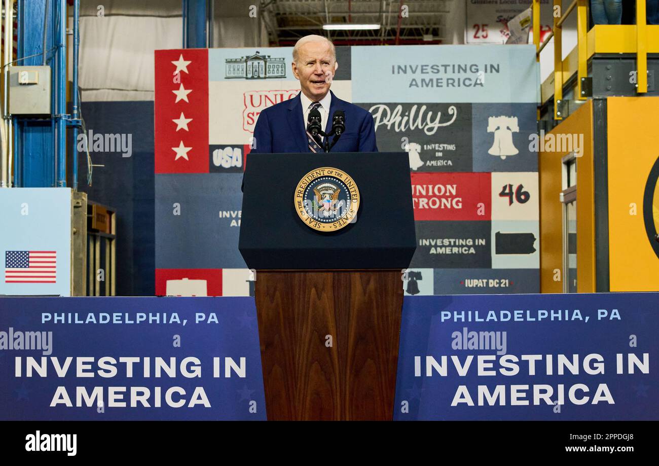 PHILADELPHIA, PA, USA - 9 MARZO 2023: Il presidente Joe Biden parla al Finishing Trades Institute. Foto Stock