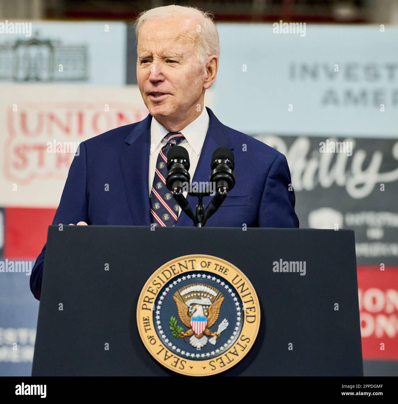 PHILADELPHIA, PA, USA - 9 MARZO 2023: Il presidente Joe Biden parla al Finishing Trades Institute. Foto Stock