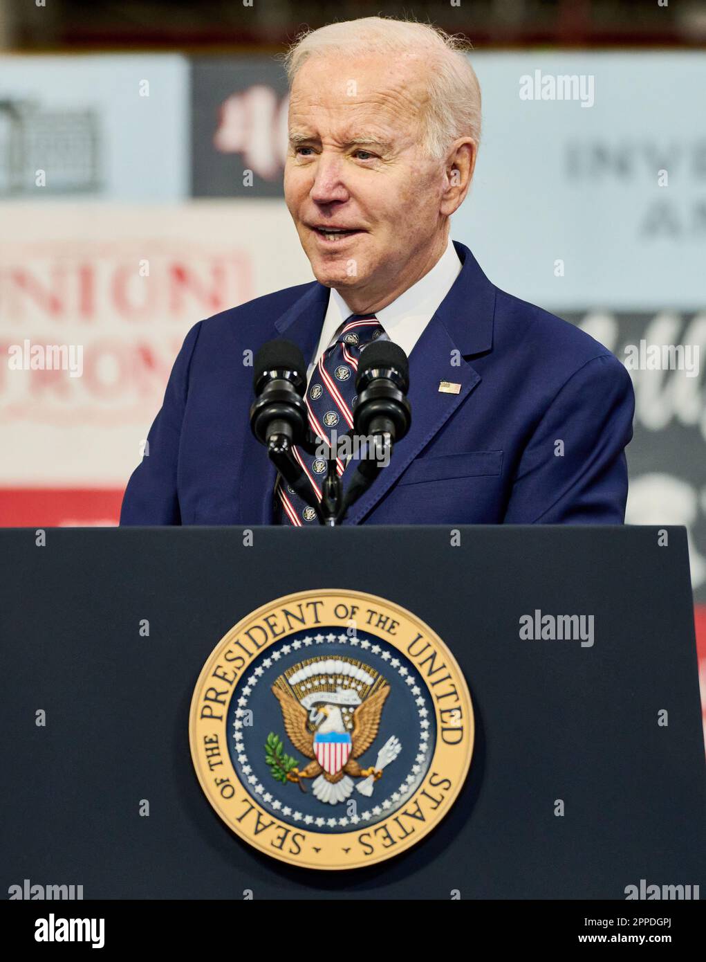 PHILADELPHIA, PA, USA - 9 MARZO 2023: Il presidente Joe Biden parla al Finishing Trades Institute. Foto Stock