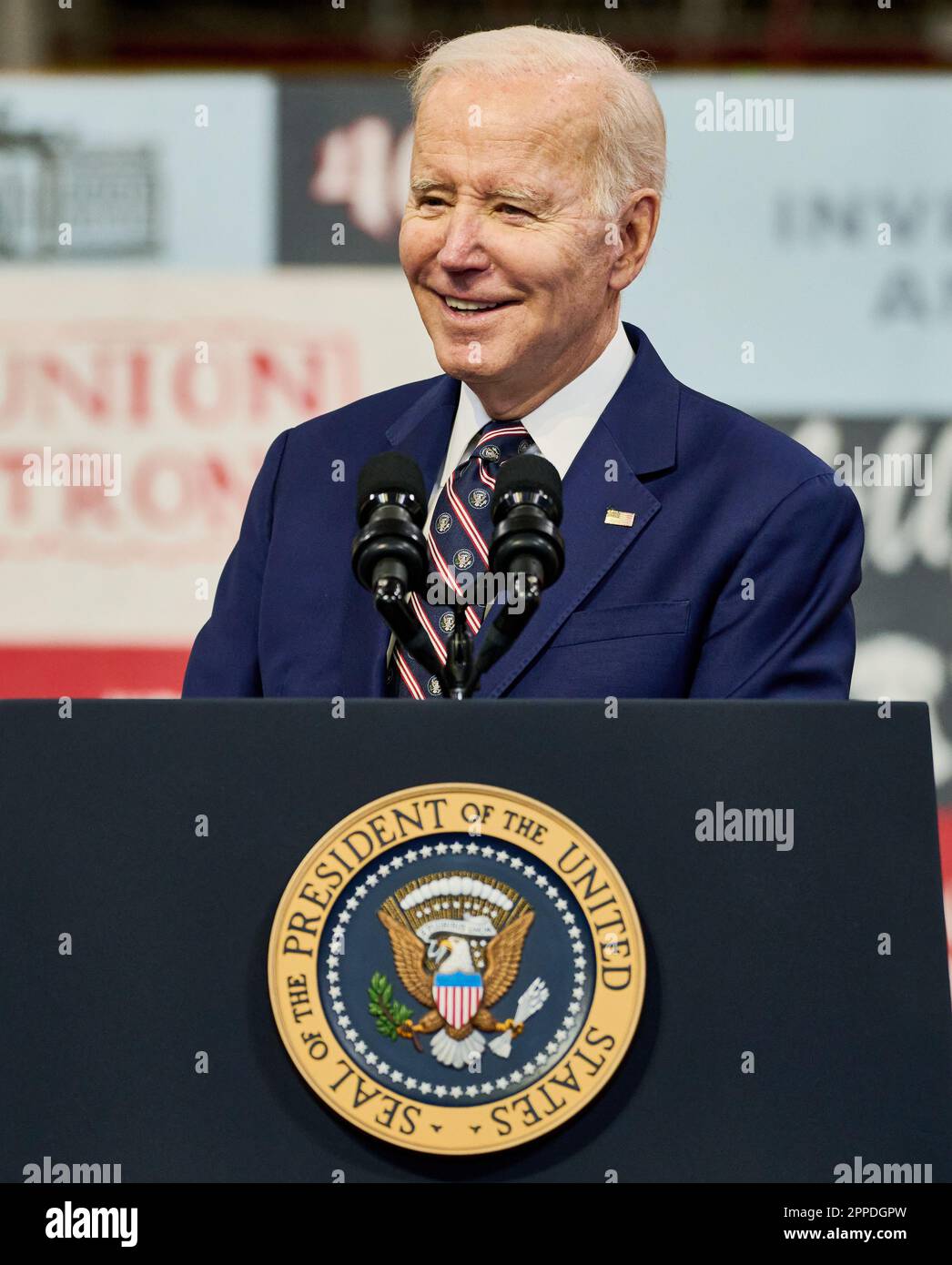 PHILADELPHIA, PA, USA - 9 MARZO 2023: Il presidente Joe Biden parla al Finishing Trades Institute. Foto Stock