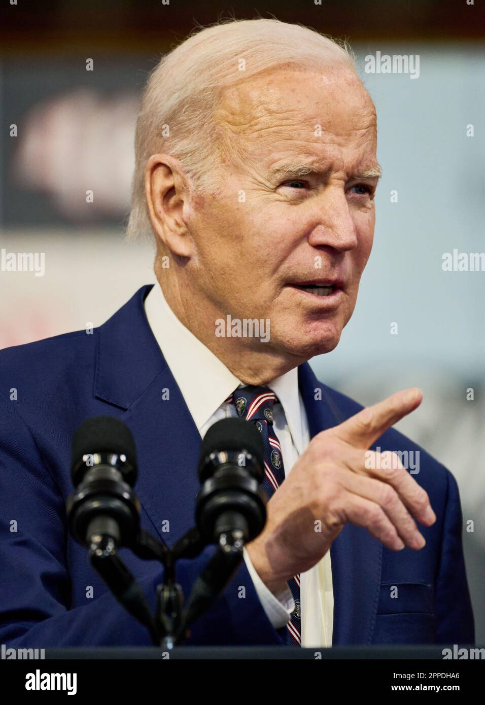 PHILADELPHIA, PA, USA - 9 MARZO 2023: Il presidente Joe Biden parla al Finishing Trades Institute. Foto Stock