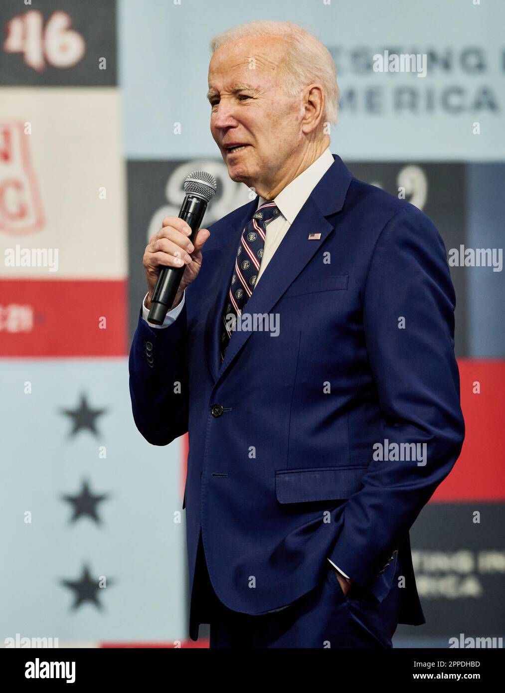 PHILADELPHIA, PA, USA - 9 MARZO 2023: Il presidente Joe Biden parla al Finishing Trades Institute. Foto Stock