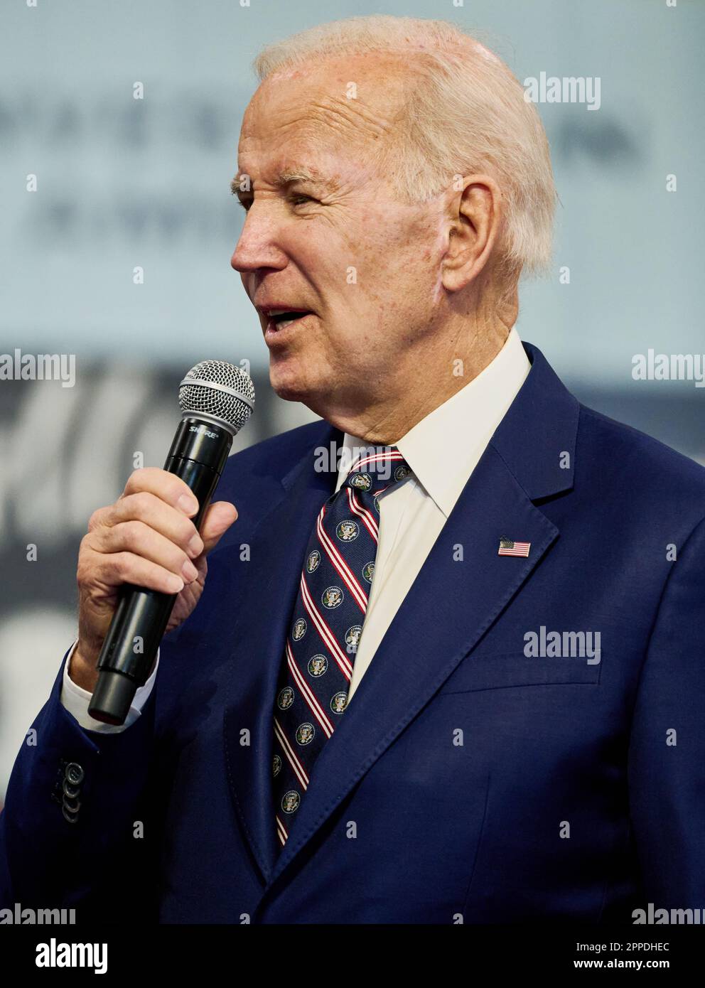 PHILADELPHIA, PA, USA - 9 MARZO 2023: Il presidente Joe Biden parla al Finishing Trades Institute. Foto Stock