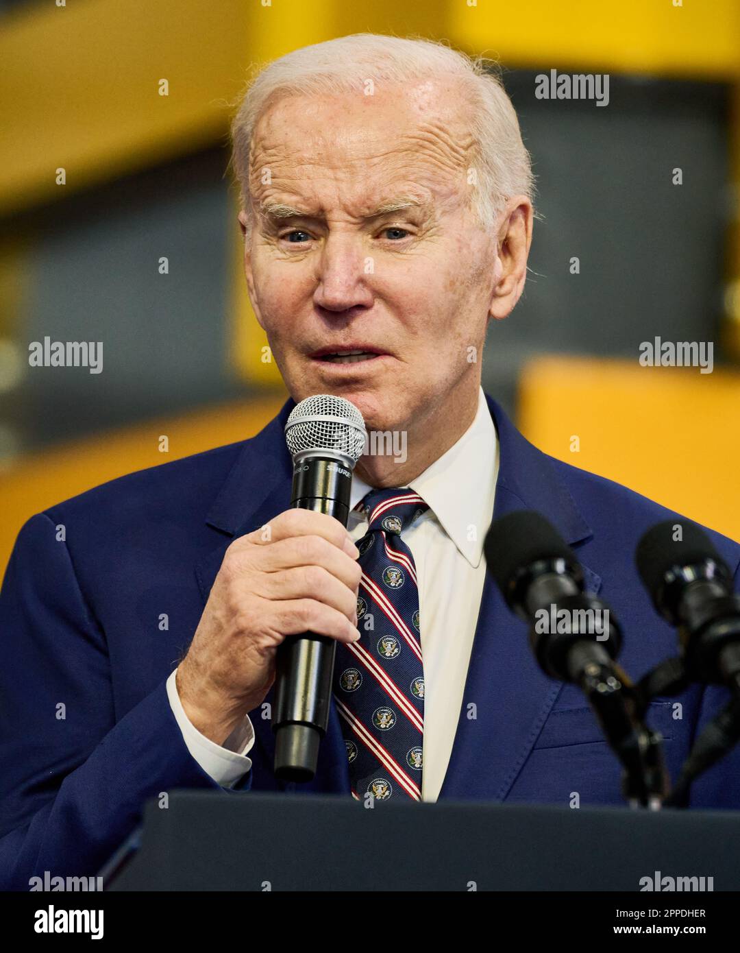 PHILADELPHIA, PA, USA - 9 MARZO 2023: Il presidente Joe Biden parla al Finishing Trades Institute. Foto Stock