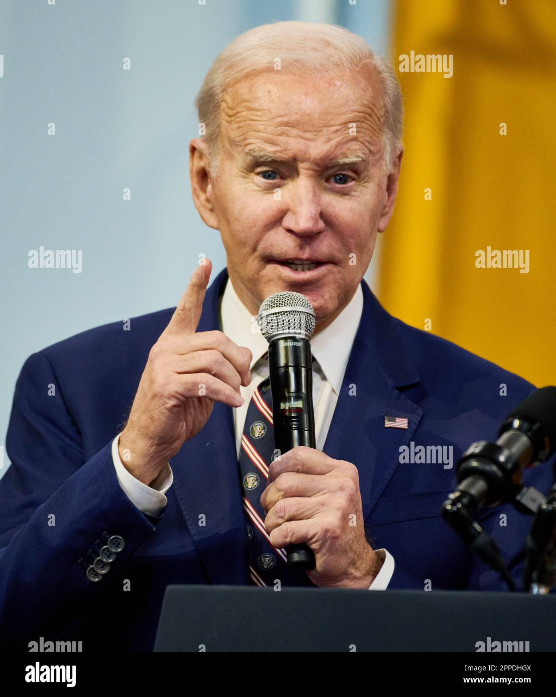 PHILADELPHIA, PA, USA - 9 MARZO 2023: Il presidente Joe Biden parla al Finishing Trades Institute. Foto Stock