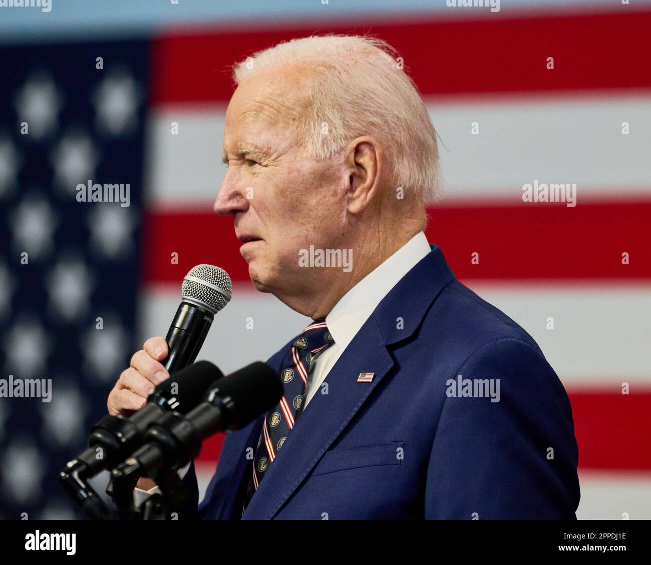 PHILADELPHIA, PA, USA - 9 MARZO 2023: Il presidente Joe Biden parla al Finishing Trades Institute. Foto Stock