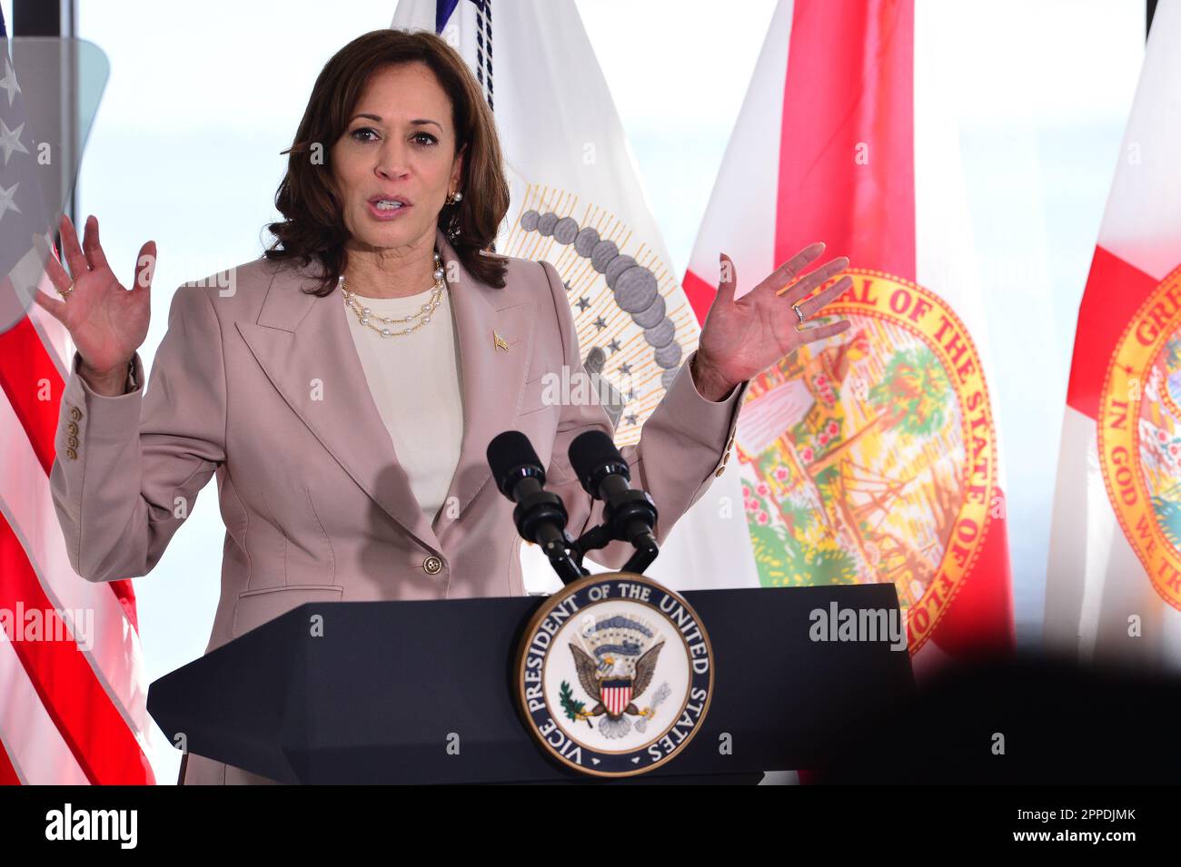 Key Biscayne, Stati Uniti. 21st Apr, 2023. KEY BISCAYNE, FLORIDA - 21 APRILE: Il vicepresidente AMERICANO Kamala Harris esprime osservazioni sugli sforzi dell'amministrazione per combattere la crisi climatica e costruire la resilienza della comunità contro le condizioni climatiche estreme annunciando $562 milioni di dollari per proteggere le comunità contro gli impatti sul cambiamento climatico alla Rosentiel School of Marine, Atmospheric, dell'Università di Miami E Earth Science Center il 21 aprile 2023 a Key Biscayne, Florida. (Foto di JL/Sipa USA) Credit: Sipa USA/Alamy Live News Foto Stock