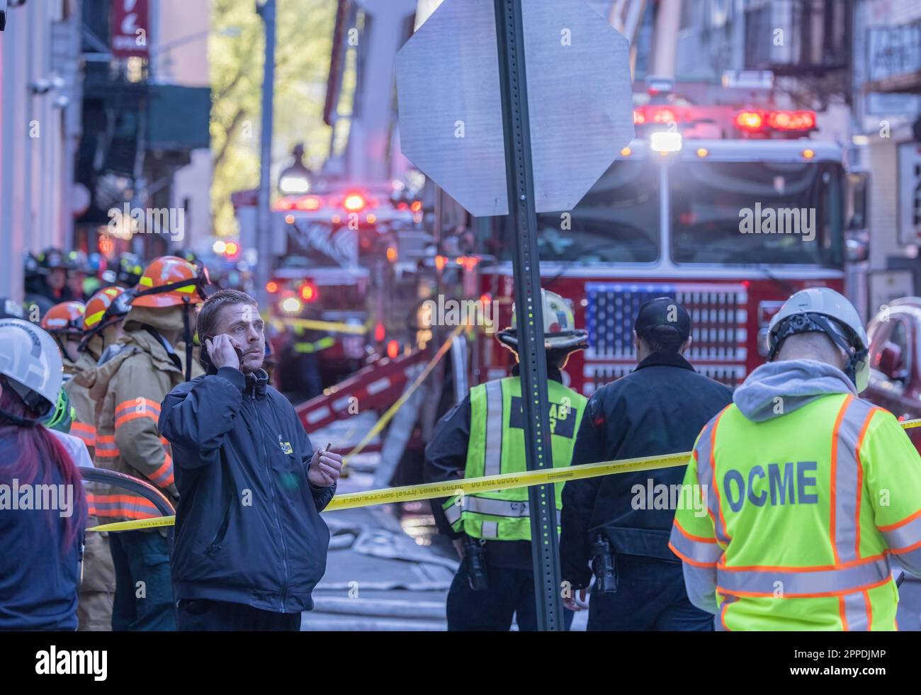 NEW YORK, N.Y. – 18 aprile 2023: I soccorritori e altri sono visti vicino al sito di un collasso di garage a Lower Manhattan. Foto Stock