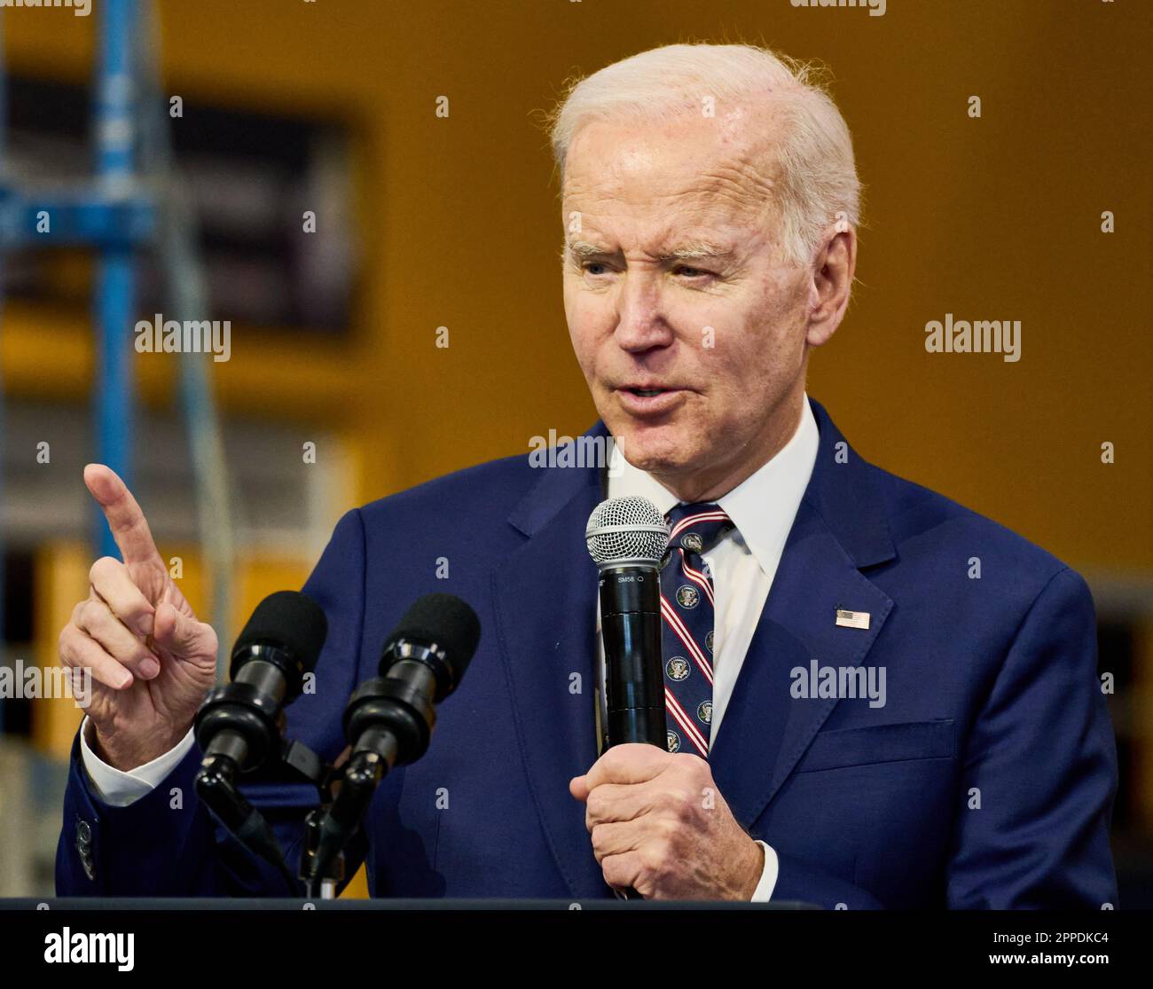 PHILADELPHIA, PA, USA - 9 MARZO 2023: Il presidente Joe Biden parla al Finishing Trades Institute. Foto Stock