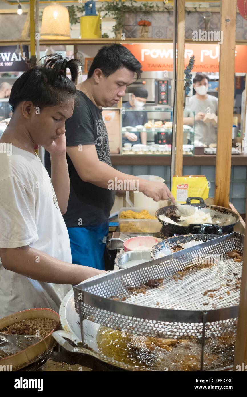 Giacarta, Indonesia. Aprile 23, 2023. Uomini friggere Cempedak fritto a Petak 6, Glodok. Durante le vacanze Eid. Fotografia di strada. Foto Stock