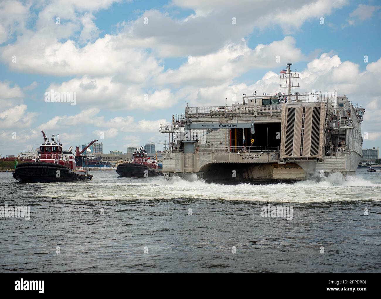 PORT EVERGLADES, Fla. (23 aprile 2023) la nave da trasporto veloce di classe Spearhead USNS Newport (T-EPF 12) arriva in porto per Fleet Week Port Everglades a Fort Lauderdale, Florida. Quest'anno si celebra la settimana della flotta di Port Everglades 32nd. La Fleet Week è stata ospitata dai Broward Navy Days e da altre organizzazioni militari di sostegno dal 1990, interrotti dal COVID nel 2020 e nel 2021. (STATI UNITI Foto Navy di Mass Communication Specialist 2nd Classe Zachary D. Behrend) Foto Stock