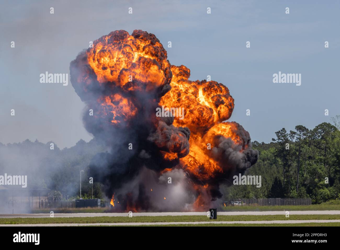 Il team di dimostrazione della Task Force Marine Air-Ground mostra l'uso coordinato di forze di assistenza e fanteria in aria ravvicinata durante il 2023° MCAS Beaufort Airshow alla Marine Corps Air Station Beaufort, South Carolina, 23 aprile 2023. Il MAGTF è composto da quattro elementi: Elemento Command, elemento Ground Combat, elemento Aviation Combat ed elemento Logistics Combat che lavorano insieme senza problemi. Nel giro di pochi giorni, un MAGTF può essere ovunque nel mondo e arrivare pronto a compiere la sua missione. Il MAGTF è il team di risposta rapida ideale, in grado di rispondere rapidamente alla chiamata di servizio, qualunque esso sia, dove Foto Stock