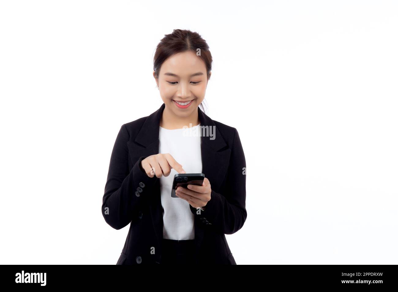 Ritratto giovane donna d'affari asiatica utilizzando smartphone isolato su sfondo bianco, donna d'affari in piedi e guardare smartphone con fiducia, fema Foto Stock