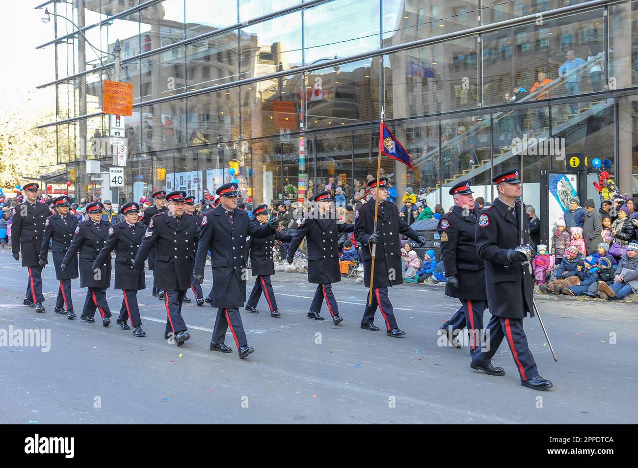 Toronto, ON, Canada – 17 novembre 2019: La polizia Toronto partecipa alla Toronto Babbo Natale Parade in Downtown Foto Stock