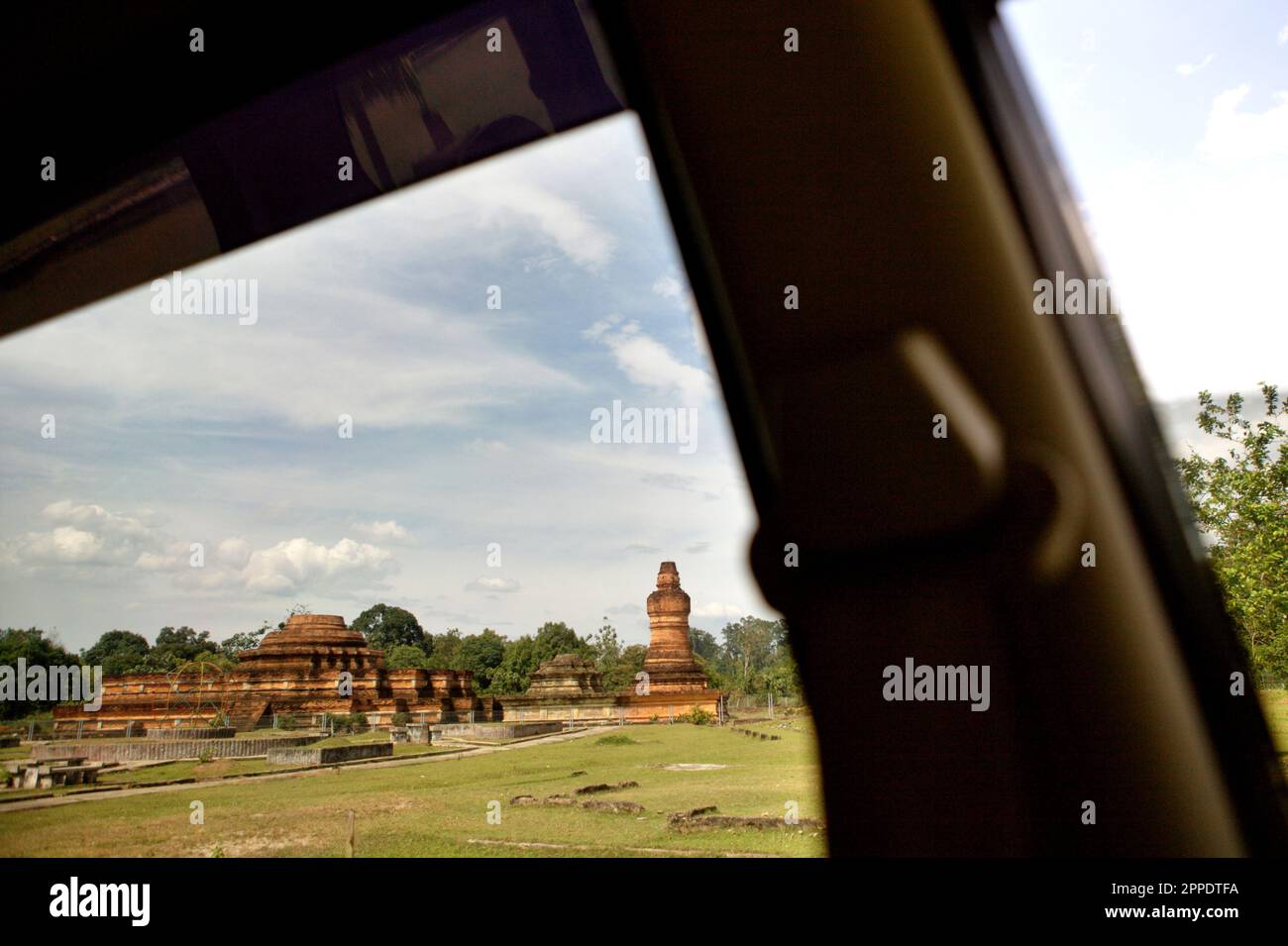 Muara Takus tempio composto è fotografato dall'interno di una macchina in Muara Takus, XIII Koto, Kampar, Riau, Indonesia. Foto Stock