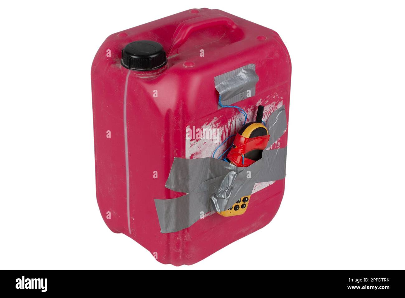 Bomba IED con caraffa rossa e fusibile per cellulare isolato su sfondo bianco. Foto Stock