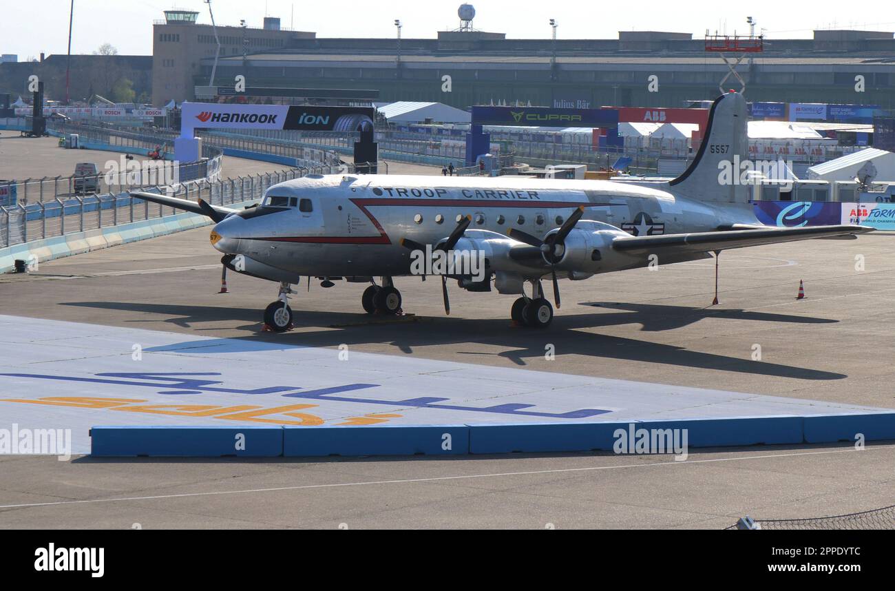 BERLINO, GERMANIA - 22 APRILE: Douglas DC-6 Berlin-Tempelhof - visto durante il Campionato ABB FIA di Formula e - 2023 SABIC Berlin e-Prix Round 7 il 22 aprile 2023 a Berlino, Germania. Formel e, Motorsport, Formel e Weltmeisterschaft. Foto e copyright di Norbert NICKELS / immagini ATP (NICKELS Norbert / ATP / SPP) Foto Stock