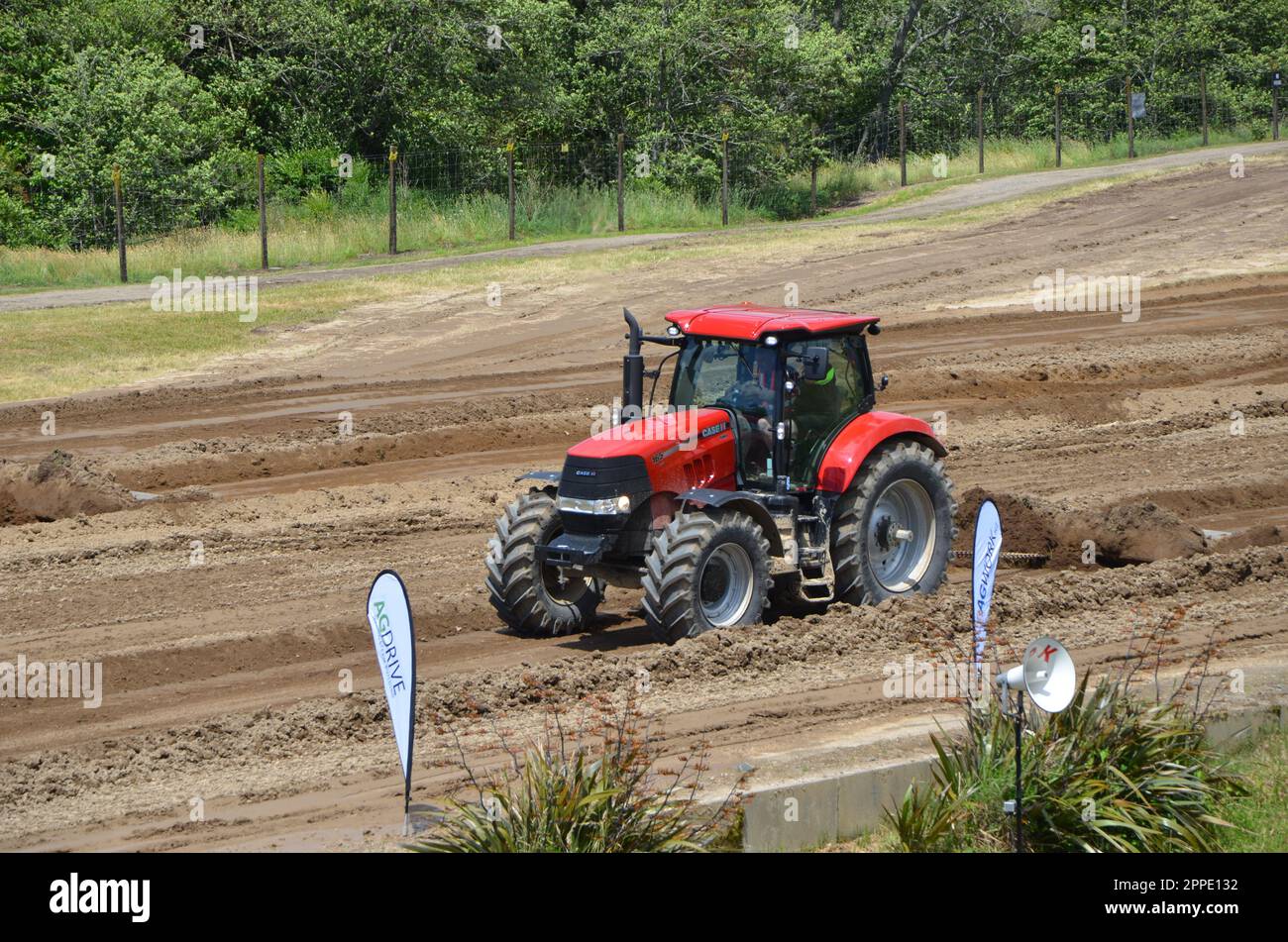 Caso 11 trattore rosso alle corse di tiraggio dei trattori di Feildays. Fieldays è il più grande evento agricolo dell'emisfero meridionale. Foto Stock