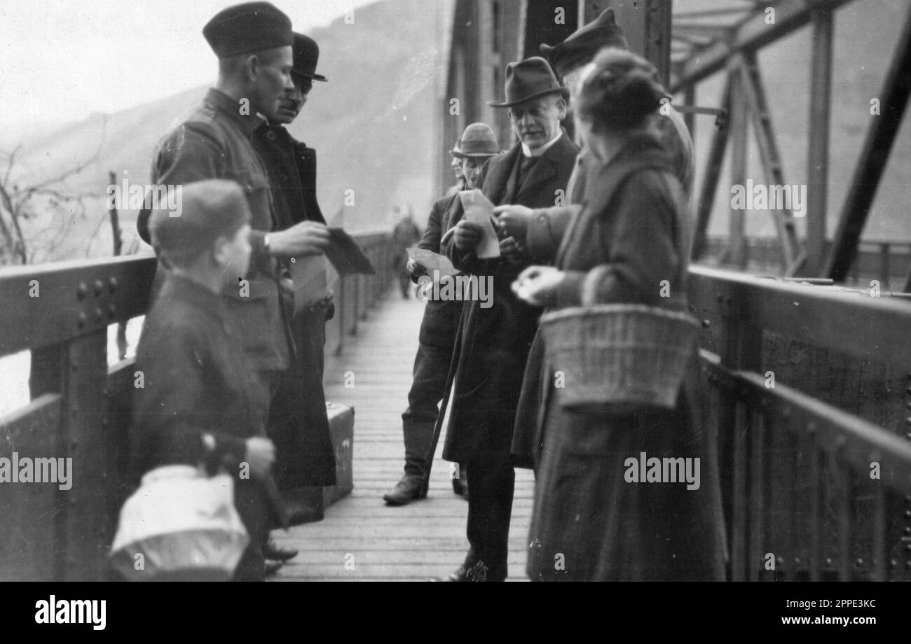Un soldato britannico che esamina i passi della gente nel 1919 durante l'occupazione alleata della Renania. Dopo il WW1 gli Alleati occuparono la riva sinistra del Reno per 11 anni. Foto Stock