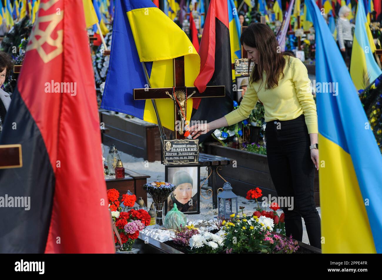 Lviv, Ucraina. 23rd Apr, 2023. Una donna tocca un uovo di Pasqua alla tomba di una persona cara nel campo di Marte al cimitero di Lychakiv. La gente visita gli Eroi caduti dell'Ucraina, che ha difeso il territorio dell'Ucraina nel cimitero di Lychakiv, dove sono sepolti. La Russia ha invaso l'Ucraina il 24 febbraio 2022, scatenando il più grande attacco militare in Europa dalla seconda guerra mondiale (Foto di Mykola TYS/SOPA Images/Sipa USA) Credit: Sipa USA/Alamy Live News Foto Stock