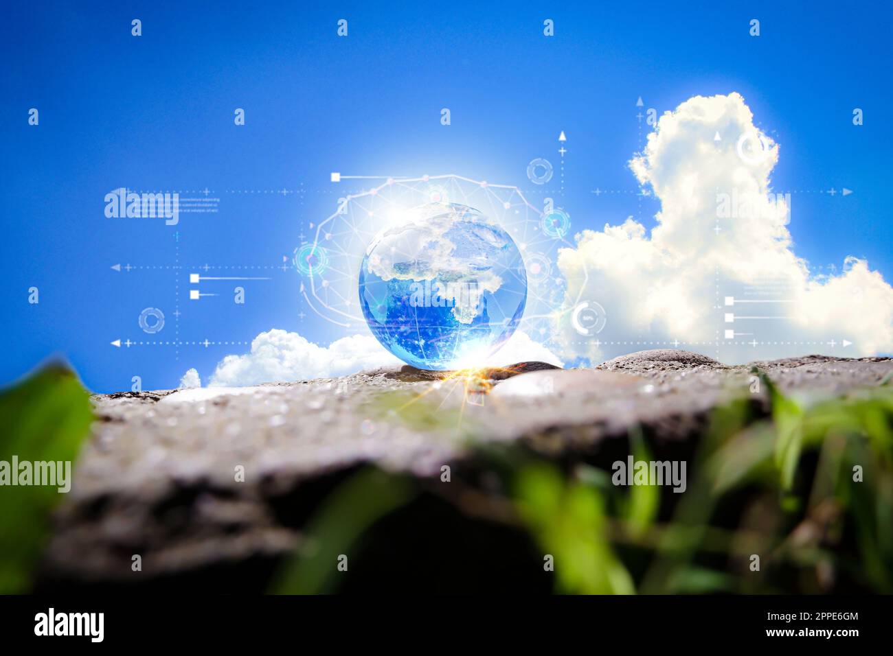 Globo su terra e erba con cielo blu e sfondo nuvoloso. Concetto di ecologia Foto Stock