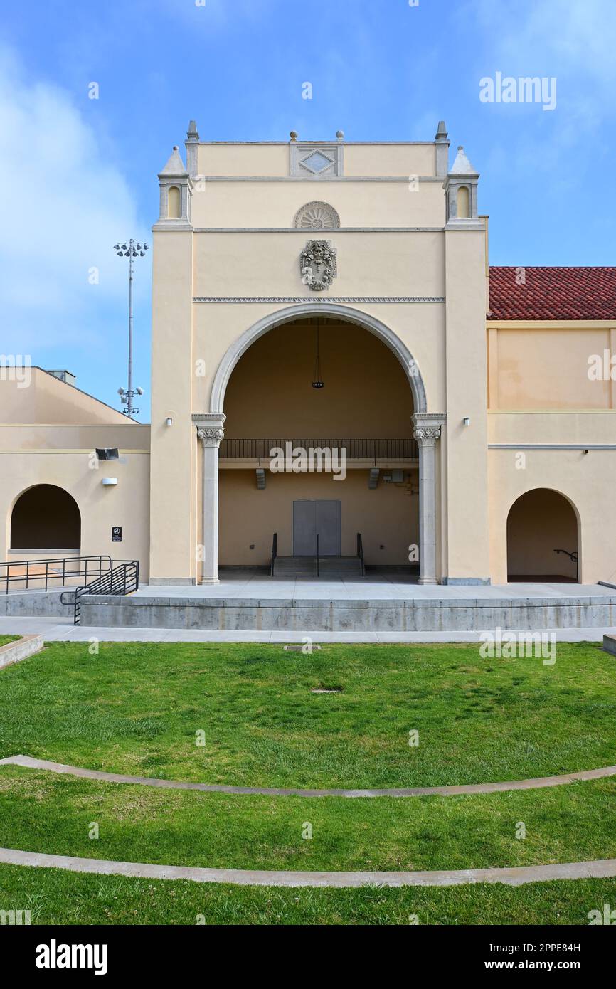 HUNTINGTON BEACH, CALIFORNIA - 23 aprile 2023: Anfiteatro nel campus della Huntington Beach High School. Foto Stock