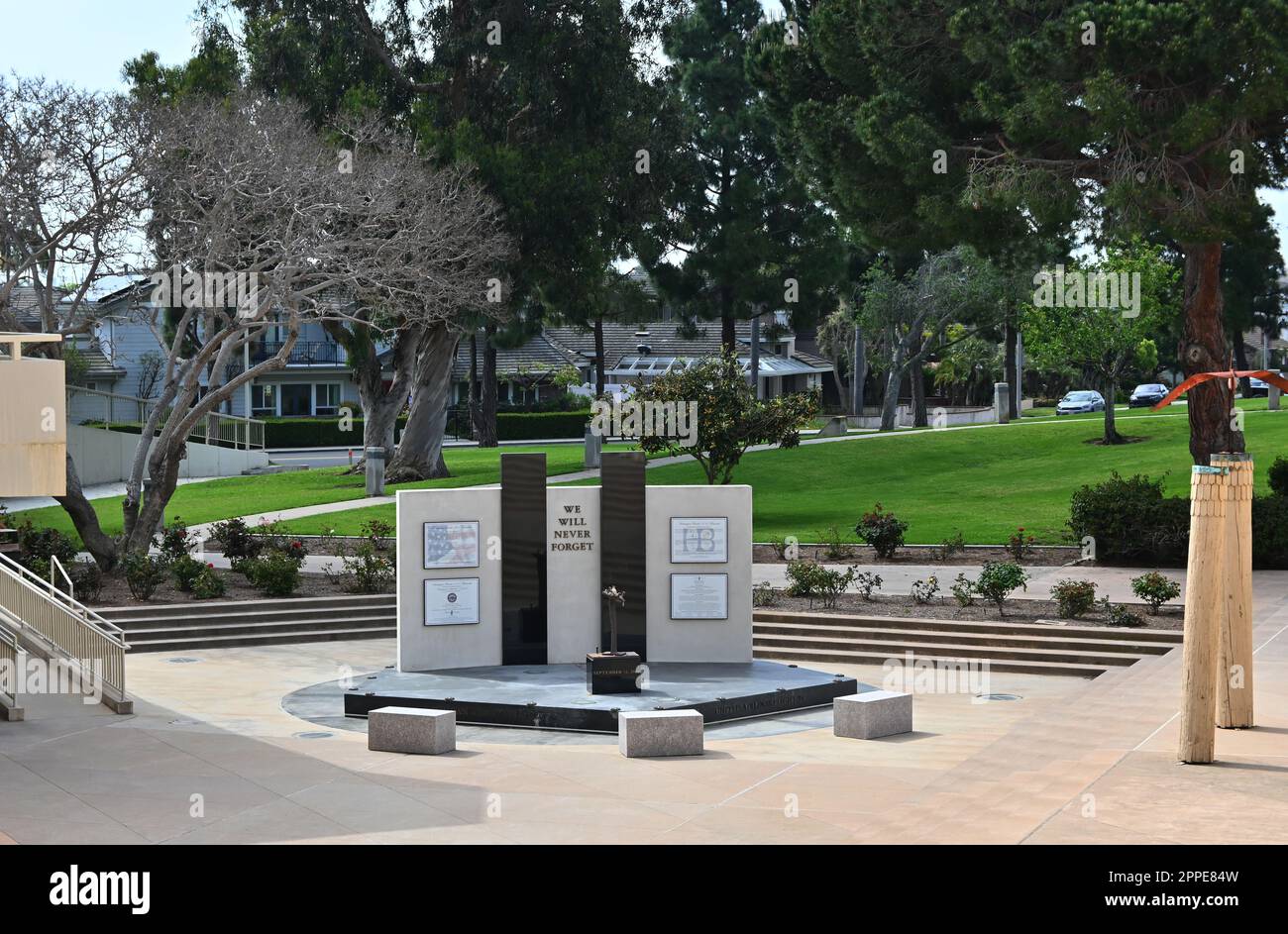 HUNTINGTON BEACH, CALIFORNIA - 23 aprile 2023: Il Memoriale di settembre 11 sui terreni del Centro Civico di Huntington Beach. Foto Stock