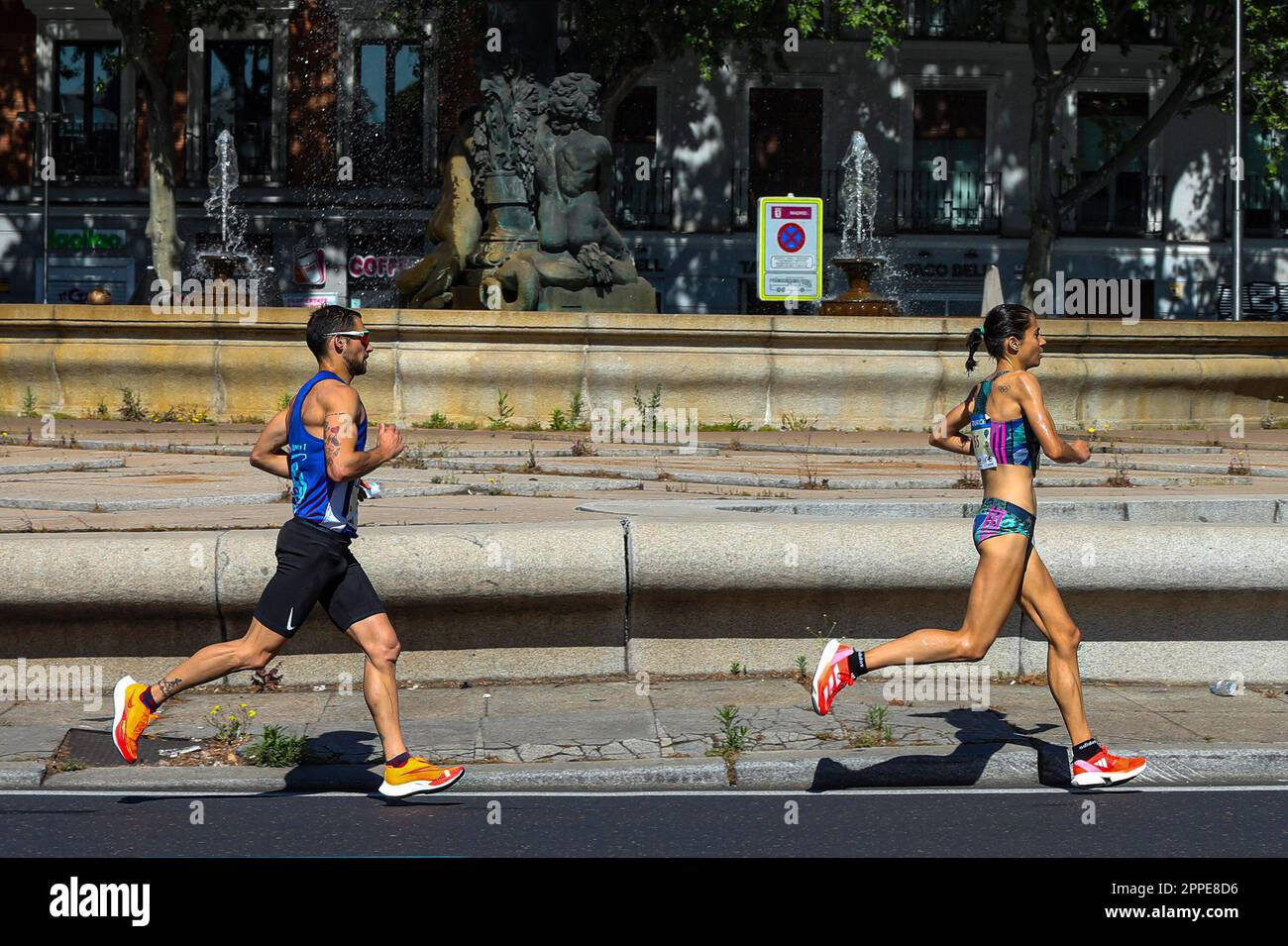 Madrid, Spagna. 23rd Apr, 2023. Marta Galimany (R) termina la gara come prima medaglia spagnola classificata e di bronzo durante la maratona di Madrid della Zurich Rock 'n' Roll Running Series. L'evento sportivo (Zurich Rock 'n' Roll Running Series Madrid Marathon) ha riunito oltre 35.000 corridori, tra cui circa 10.000 atleti stranieri provenienti da 110 paesi. I vincitori degli uomini furono: Kusuro (2:10:29), Sila Kiptoo Kenians (2:10:31) e Bernard Kimkemboi (2:10:32). (Foto di David Canales/SOPA Images/Sipa USA) Credit: Sipa USA/Alamy Live News Foto Stock