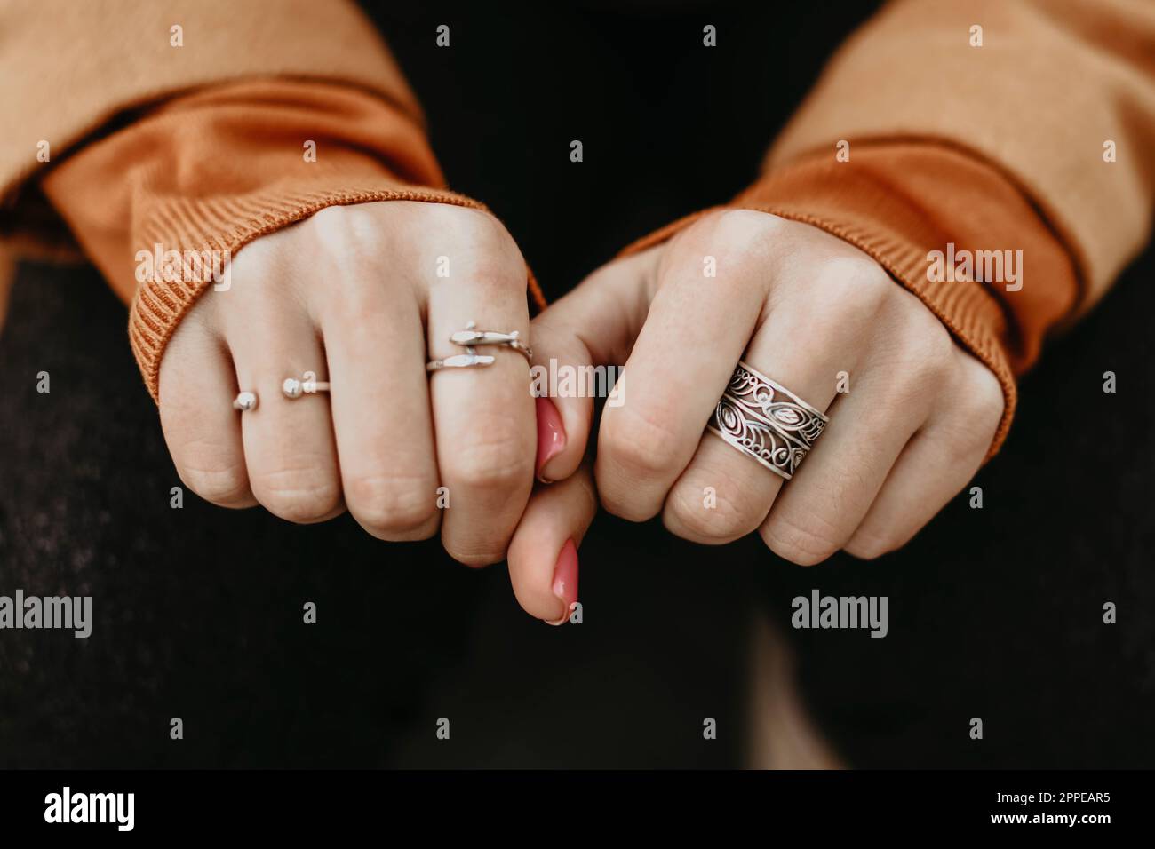 Mani femminili con anelli in argento. Dettagli moda Foto stock - Alamy