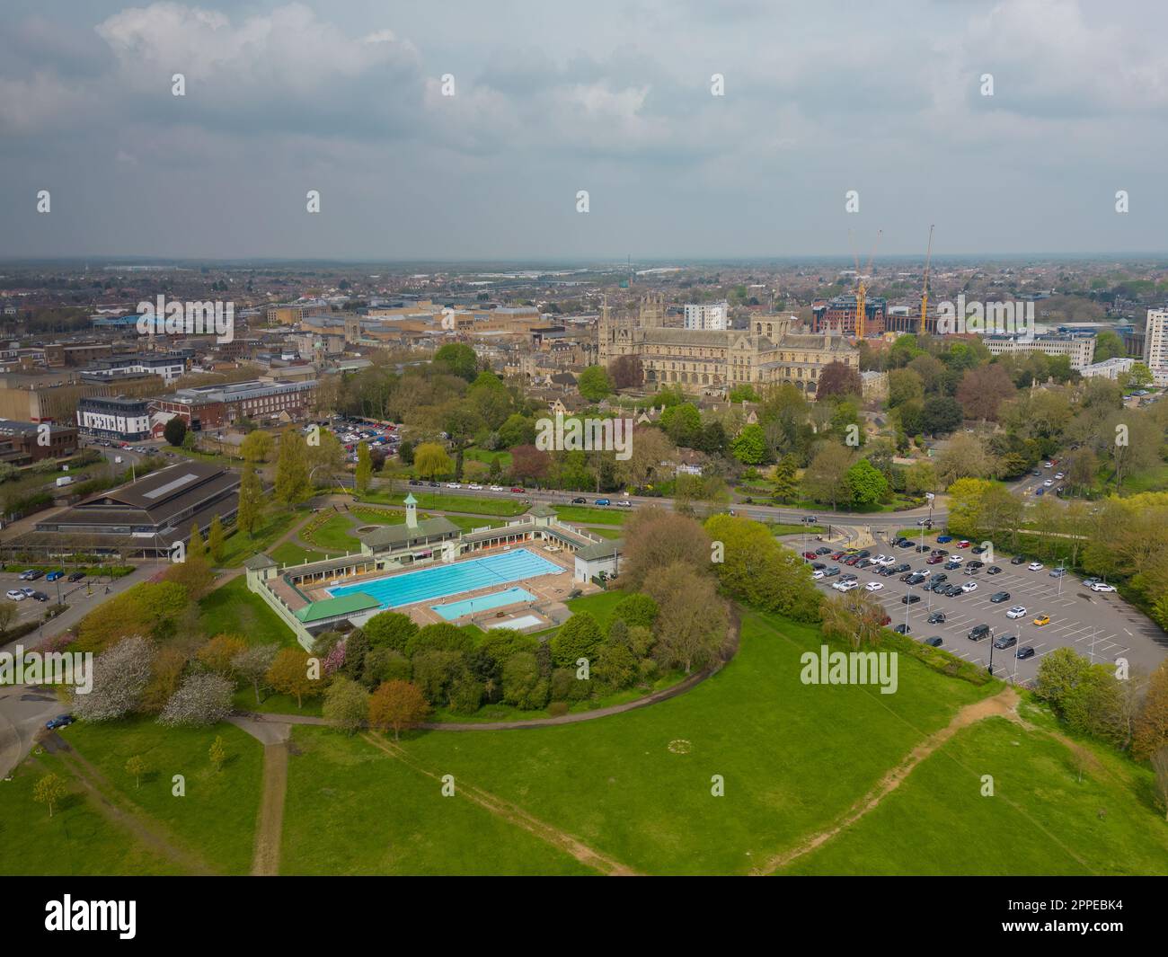 Una vista aerea della piscina esterna del Lido a Peterborough, Cambridgeshire, Regno Unito Foto Stock