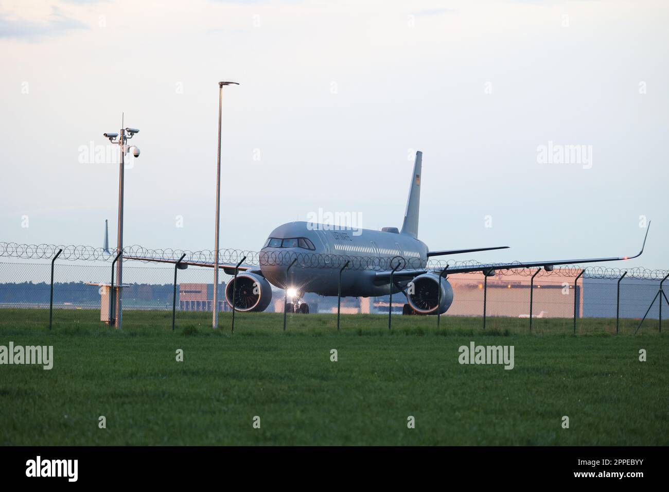 Berlino, Germania. 24th Apr, 2023. Un Airbus dell'Aeronautica militare atterra all'Aeroporto di BER con cittadini tedeschi evacuati dal Sudan. Credit: Jörg Carstensen/dpa/Alamy Live News Foto Stock