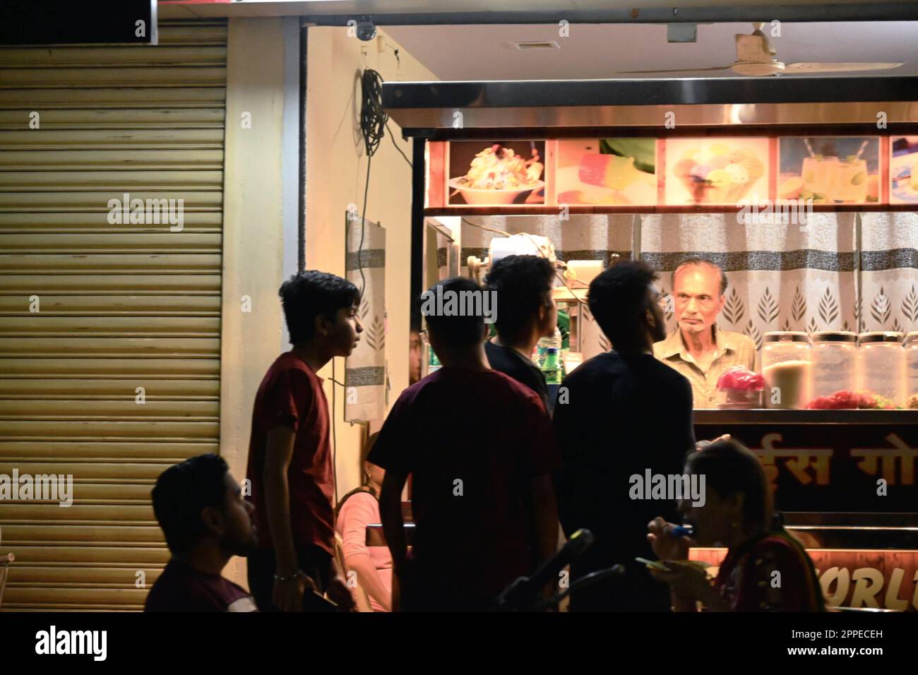 Città : nagpur; 23 Aprile 2023 Descrizione : ragazzi in piedi di fronte ad uno stallo gelato soda in estate ardente Foto Stock