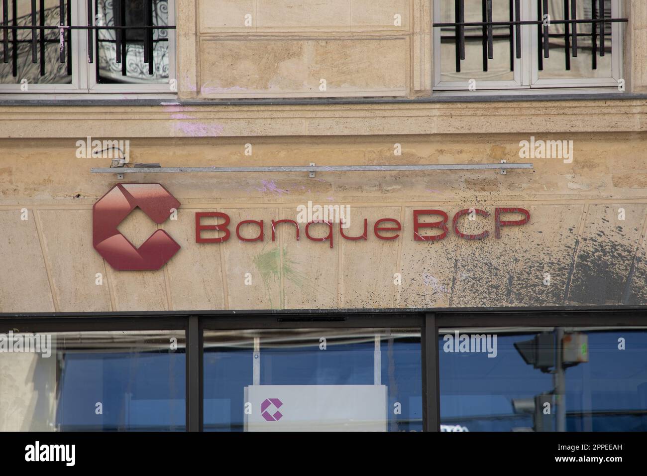 Bordeaux , Aquitaine France - 04 17 2023 : bcp banque bcp segno di testo marchio e facciata entrata logo davanti all'ufficio agenzia bancaria Foto Stock
