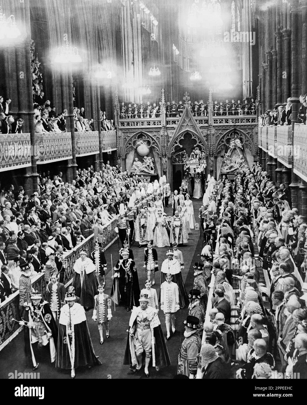 Foto del file datata 02/06/53 della Regina Elisabetta II che indossa la Corona Imperiale e porta l'Orb e lo Scepter che lascia l'Abbazia di Westminster alla fine della cerimonia di incoronazione. Durante le incoronazioni del 20th ° secolo, era consuetudine per sedie e sgabelli essere appositamente progettato per coloro che frequentano e per includere il cifer reale. Data di emissione: Lunedì 24 aprile 2023. Foto Stock